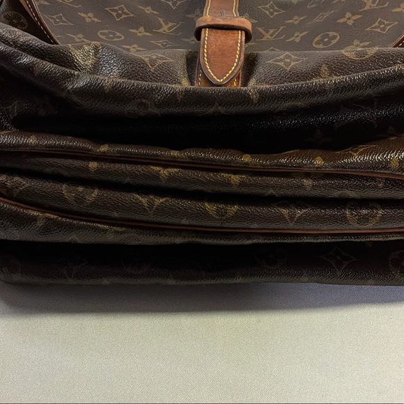 LOUIS VUITTON SAUMUR 35 MONOGRAM CROSSBODY - Picture 9 of 16